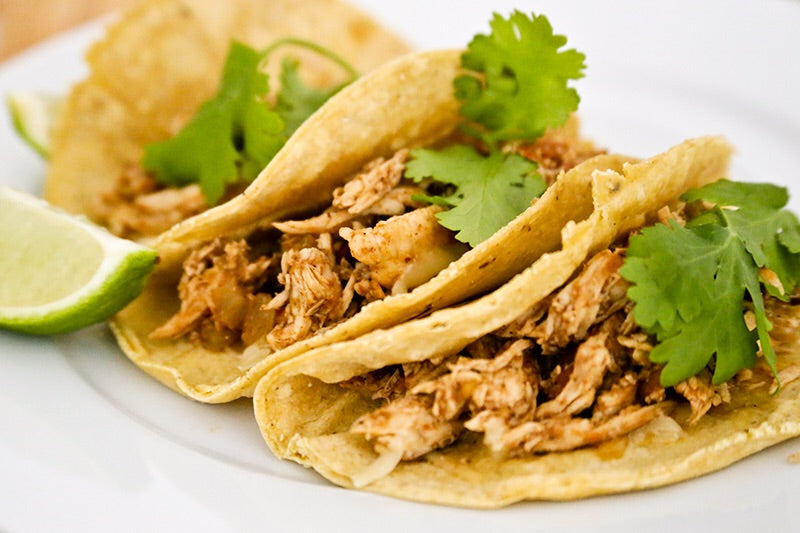 Tacos de pollo con queso y ensalada