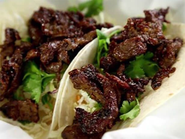 Tacos de churrasco con todo,queso ensalada